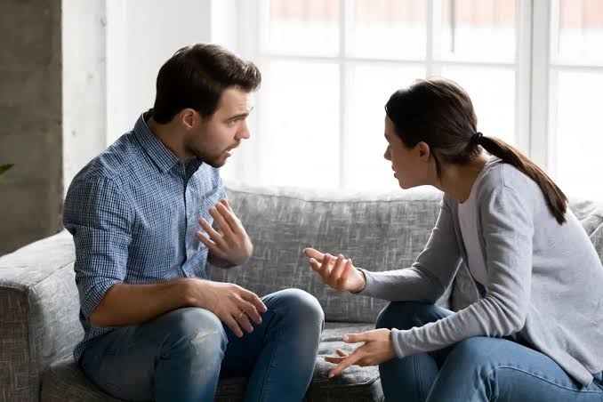 كيف تتعاملين مع الزوج المنفرد بقراراته ؟