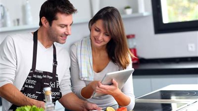 إزاي تخلي جوزك يساعدك في المطبخ؟.. 6 طرق سحرية لحل الأزمة 