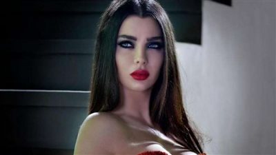 شاهد.. قمر اللبنانية بإطلالة مكشوفة البطن