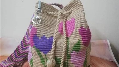 مريم تركت الطب لصناعة شنط كروشيه هاند ميد.. صور