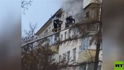 شاهد.. لحظة إنقاذ امرأة وأبناءها من حريق شقتها