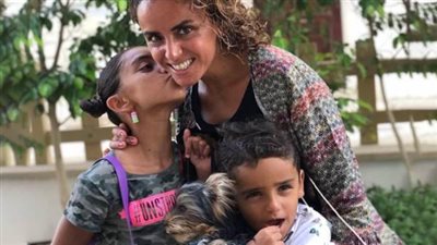 «علا رشدي» توثق معاناة الأمهات مع «التعليم عن بعد».. فيديو