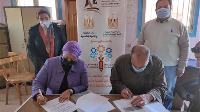 تدريب 50 فتاة وشابًا على صناعة المشغولات الجلدية في بني سويف