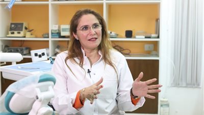 «طبيبة أسنان» تكشف متى  يتم اللجوء لـ«الفينير»؟.. فيديو 