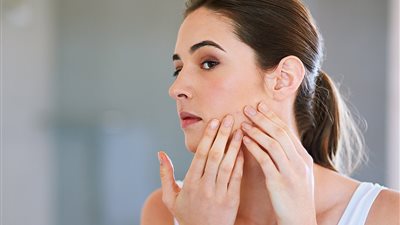 «لو بشرتك حساسة».. 3 طرق للعناية والـ«إسكراب طبيعي» الأبرز 