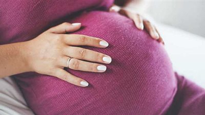  « زيادة حجم البطن»..أعراض زيادة السائل حول الجنين وطرق علاجه