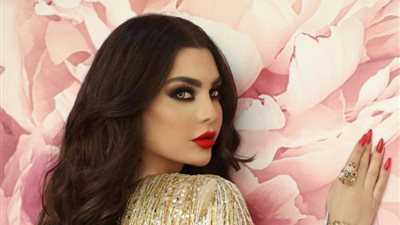 «قمر» تُشعل شوارع بيروت بأزياء مُثيرة.. صور