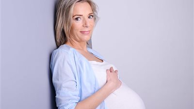 هل يمكن أن تنجب المرأة بعد الـ40 دون ضرر عليها؟...طبيب يُجيب