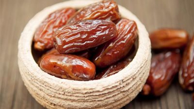 طبيبة نفسية لـ«السيدات»: تناول التمر يقلل اضطرابات الدورة الشهرية