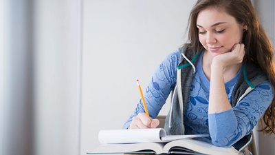  8 نصائح تساعد الطالبات على المذاكرة في الطقس البارد.. اعرفيها 