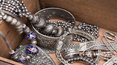 تفسير رؤية الفضة بالمنام للعزباء والمتزوجة والحامل 