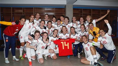 لاعبات منتخب إسبانيا تُكرمن زميلتهن المُصابة بالسرطان