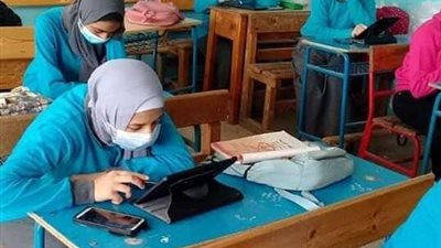 توزيع كمامات على طالبات أولى ثانوي في امتحانات الجيزة