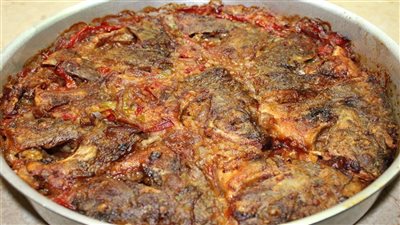 غير مكلفة.. مكونات وطريقة عمل صينية السمك البلطي (فيديو)