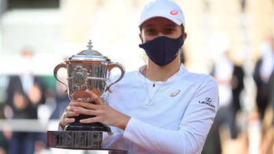 إيجا تطيح بنظيرتها بليندا وتفوز بلقب أديلايد للتنس