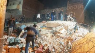 البحث عن أم وطفليها أسفل عقار أسيوط المنهار وإنقاذ 9 ناجين.. صور