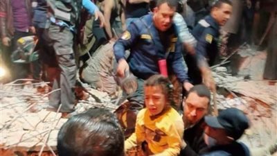 بالصور.. لحظة إنقاذ الطفلة «هالة» من تحت الأنقاض بأسيوط
