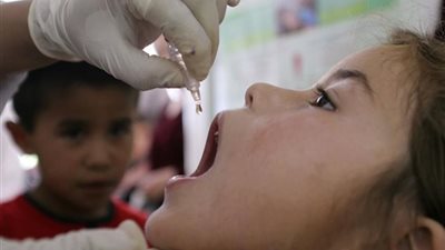 تطعيم شلل الأطفال حُقن أم نقط.. «الصحة» تُجيب 