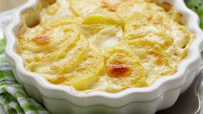 لـ«ست البيت».. مقادير عمل صينية بطاطس بالبشاميل والتونة 