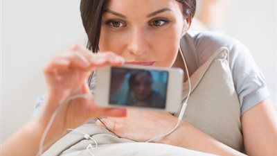 خبير أمني لـ«هير نيوز» مُحذرًا الأمهات: «هذا الجاسوس يعيش مع بناتكن»