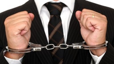 القبض على عريس في ليلة زفافه لهذا السبب.. فيديو