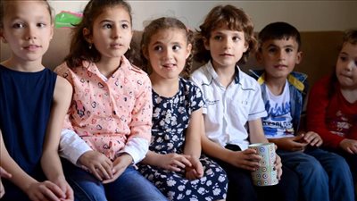 استشارية نفسية: كفالة الأطفال الأيتام تؤثر إيجابيا على المجتمع (فيديو)