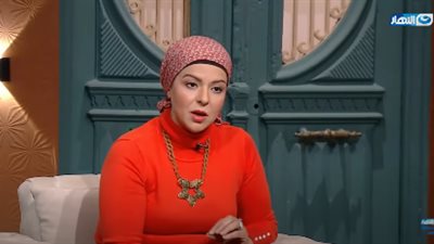 باحثة تكتشف بذور تقضي على الشيخوخة وتعيد السيدة لشبابها.. فيديو