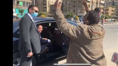 بائع الموز الذي مازحه الرئيس السيسي: «لستُ متزوجًا وأعول إخوتي السبعة»