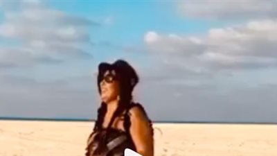 فيفي عبده تقفز بالهوت شورت في الصحراء 