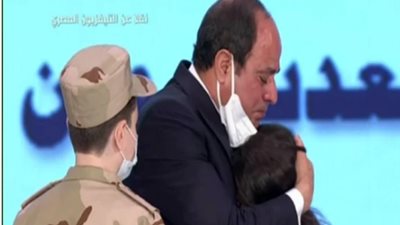 بعد انهمارها في البكاء.. الرئيس يحتضن ابنة الشهيد أثناء تكريمها
