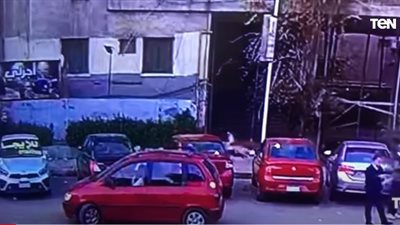 كاميرات المراقبة توثق لحظة هروب «طفلة المعادي» من المتحرش.. فيديو