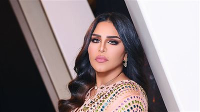 بعد غيابه.. «أحلام» تستقبل زوجها بأحضان مُلتهبة في المطار