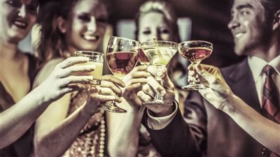 ما هو تفسير حلم شرب الخمر في المنام؟.. إجابات صادمة