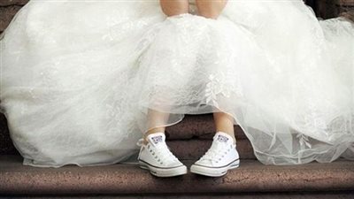 لعروس 2021.. الكوتشي موضة ليوم الزفاف بدلًا من الكعب العالي