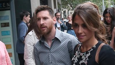 زوجة ميسي وصديقتها تحددان مستقبله في الدوري الإسباني 