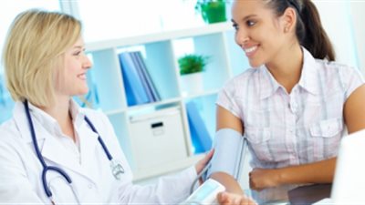 7 فحوصات طبية لا تستغني عنها المرأة.. مسحة عنق الرحم الأهم