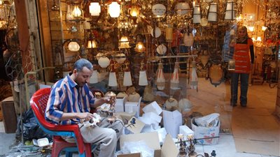 للعرائس.. نصائح مهمة قبل شراء النجف من «درب البرابرة»