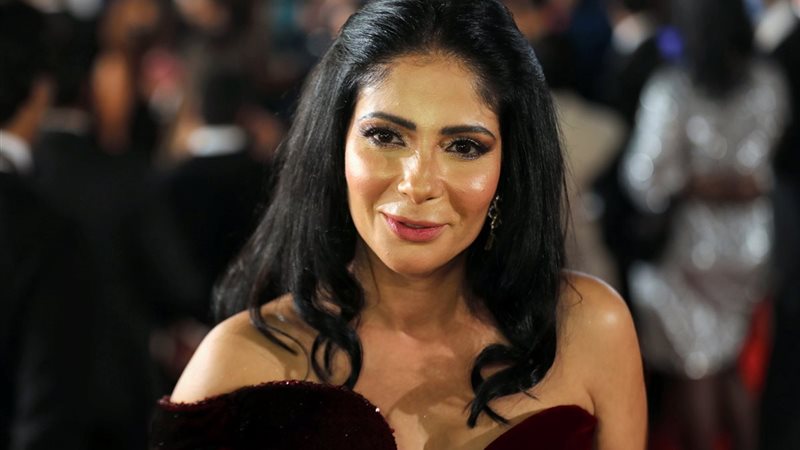 الفنانة مني زكي
