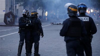 الشرطة الفرنسية تفرض حالة الطوارئ في كاليدونيا الجديدة بعد أعمال العنف المثيرة 