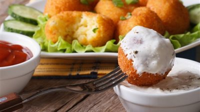 طريقة عمل كرات البطاطس بالبقسماط والبارميزان 