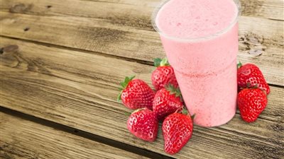 طريقة عمل سموثي الفراولة المنعش