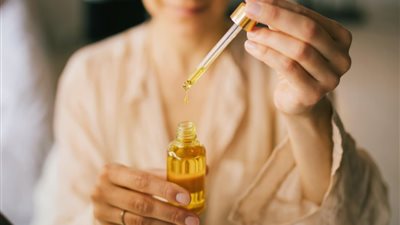 فوائد زيت شجرة الشاي للبشرة وطريقة استخدامه