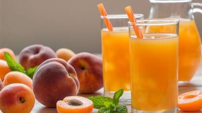 للتخلص من حر الصيف .. طريقة عمل عصير الخوخ المثلج المنعش اللذيذ 