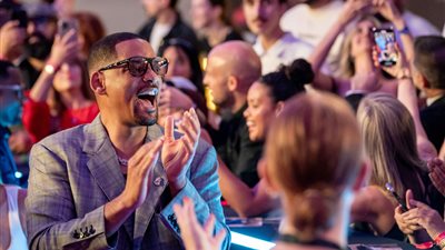 ويل سميث يحتفل بافتتاح فيلمه الجديد مع المعجبين في دبي 