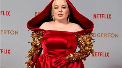 نجمة نتفليكس نيكولا كوجلان تتألق بلمسات لبنانية في عرض Bridegerton 