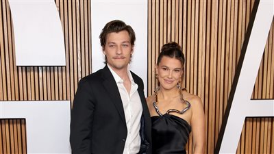 نجمة نتفليكس ميلي بوبي براون تحتفل بزفافها في حفل خاص 