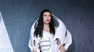 ليدي جاجا بإطلالة غريبة في افتتاح فيلمها الجديد والجمهور يسخر منها (صور) 