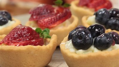 بمكونات بسيطة.. طريقة إعداد المينى تارت بالكاسترد والفواكه