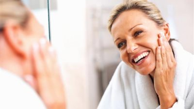 سر البشرة النضرة في الكِبر.. خطوات بسيطة للعناية ونمط حياة صحي يحافظ على الجمال