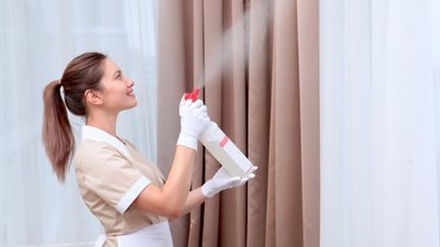 «لو عروسة جديدة».. حيل بسيطة لتنظيف ستائر منزلك بسهولة